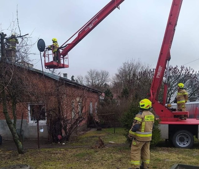 Strażacy z powiatu grójeckiego interweniują między innymi przy zabezpieczeniu dachów uszkodzonych w czasie wichury.