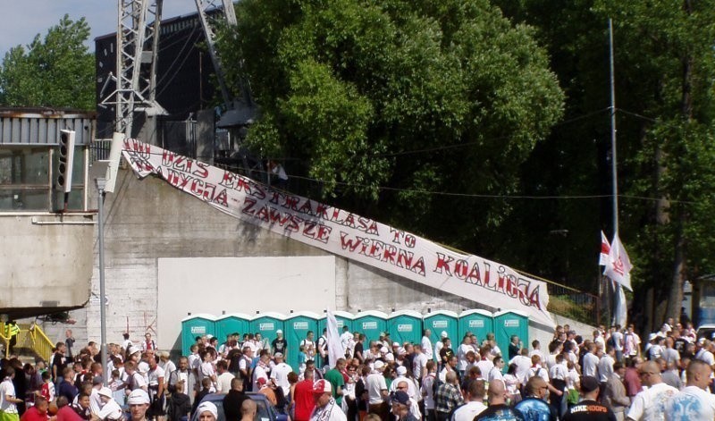 Jeden z licznych transparentów w okolicy stadionu.