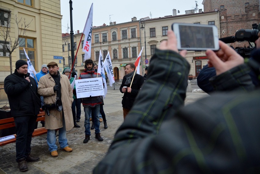 Lublin. Dwie pikiety w sprawie medycznej marihuany (ZDJĘCIA, WIDEO)