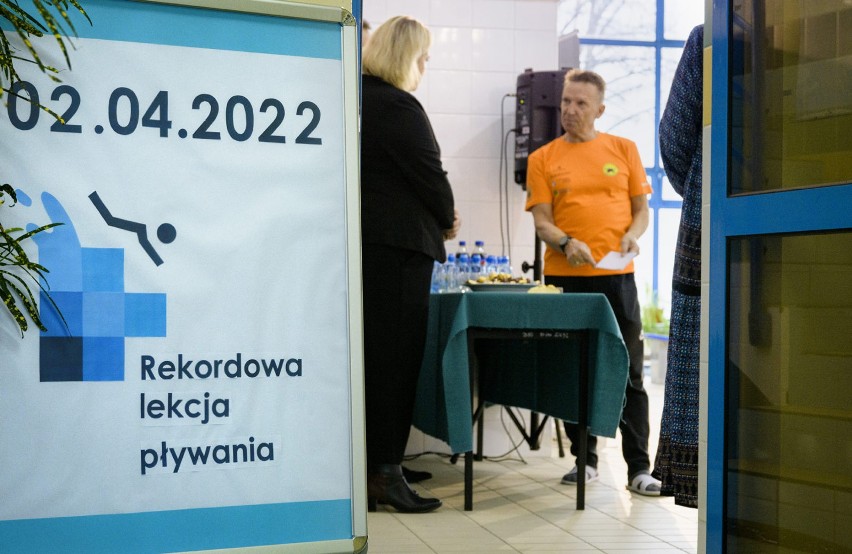 W Dąbrowie Górniczej odbyła się rekordowa lekcja pływania....