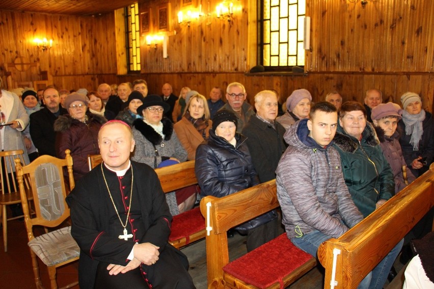 Biskup radomski Marek Solarczyk z wizytacją parafii w Sorbinie. Zaśpiewali mu "Ach, kieleckie". Zobacz zdjęcia 