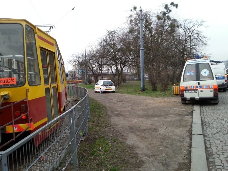 Zderzenie karetki pogotowia z tramwajem przy Rzgowskiej! Kto miał pierwszeństwo? [zdjęcia]