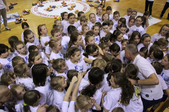 Trener KSSSE AZS PWSZ Gorzów Dariusz Maciejewski (z prawej, w otoczeniu adeptek koszykówki) to główny koordynator programu "Nauka, Sport, Przyszłość", w którym bierze udział już 250 dziewcząt