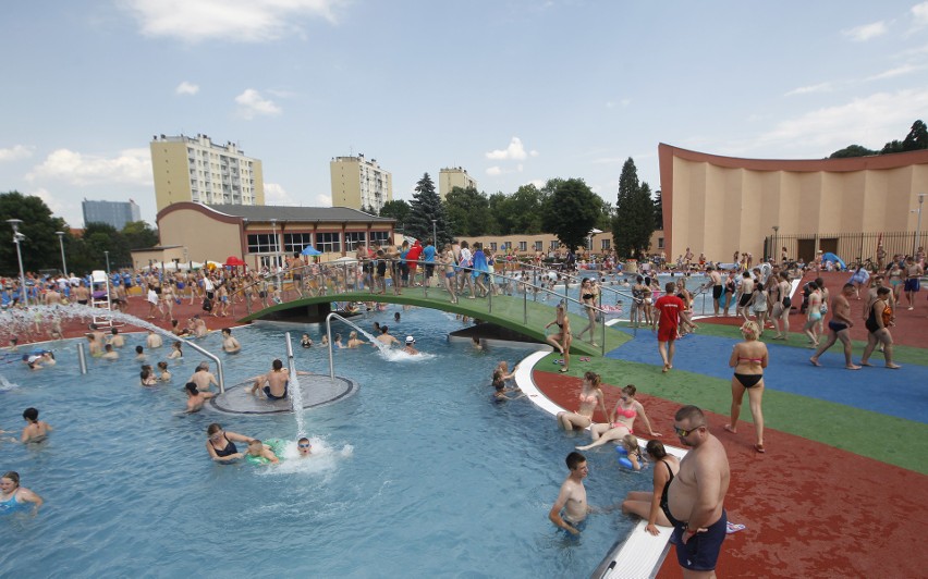 Tłumy na uroczystym otwarciu basenów ROSiR w Rzeszowie....