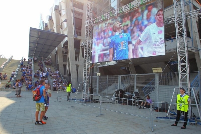 Kibice dopingują Kolejorza przed stadionem przy Bułgarskiej