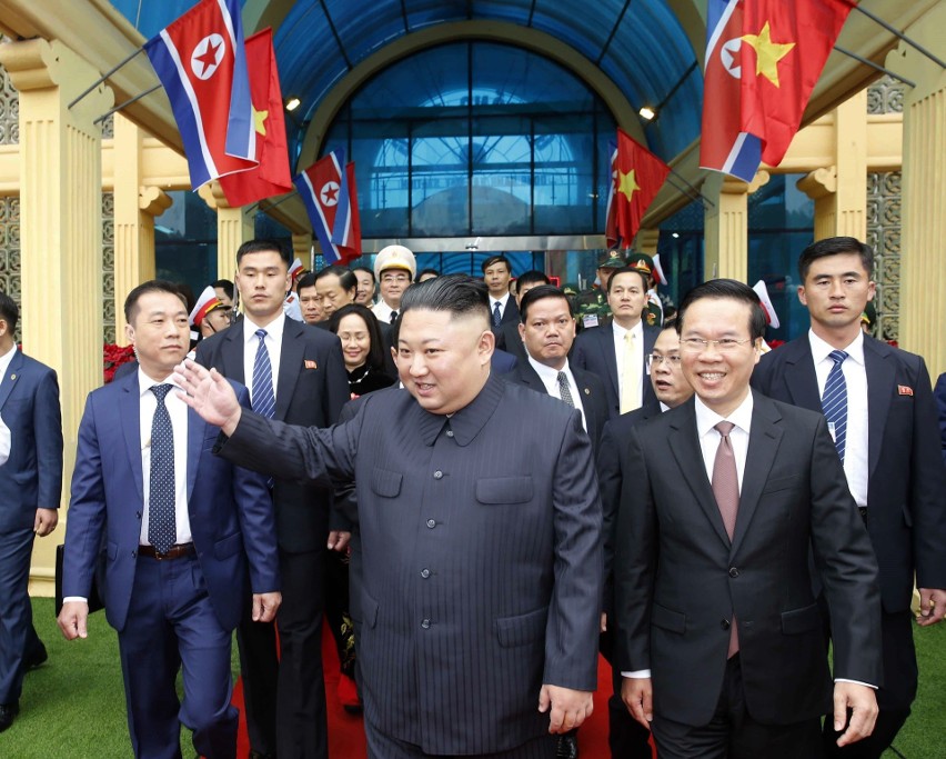 Kim Dzong Un przybył na szczyt w Hanoi pancernym pociągiem....