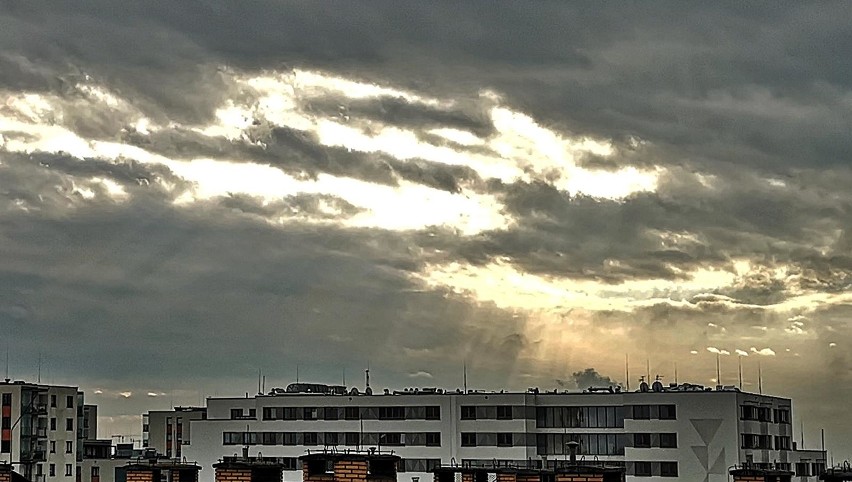 Kraków. Piękna tęcza i promienie słońca przebijające się przez chmury nad Prądnikiem Czerwonym [ZDJĘCIA]