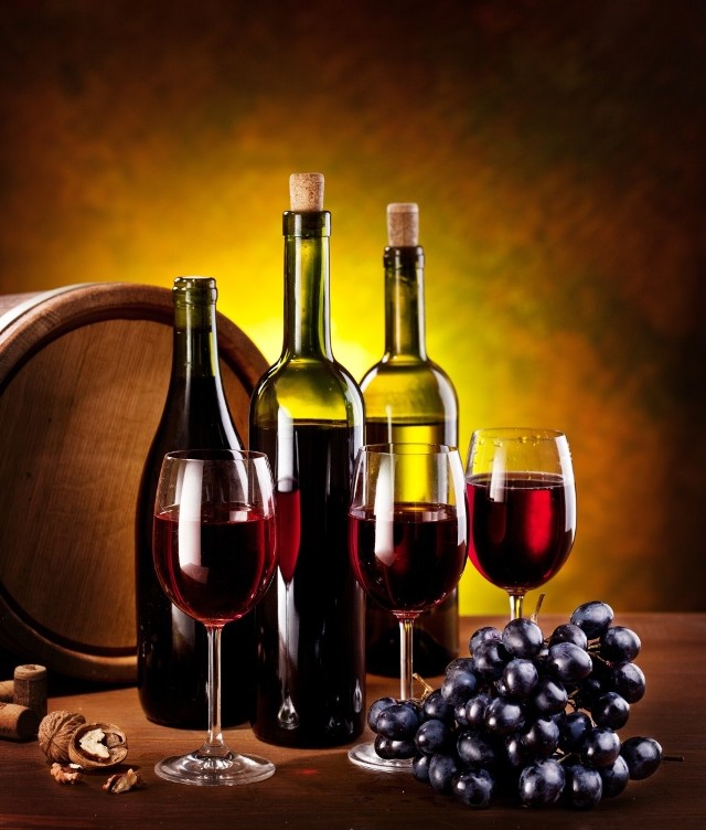 Przechowywanie wina w domuWino najlepiej jest przechowywać w domowej piwnicy, bez dostępu światła dziennego i  elektrycznego