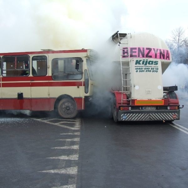 W Skaryszewie zaprezentowano akcję ratownictwa technicznego podczas upozorowanego wypadku cysterny z benzyna i autobusu przewożącego dzieci.