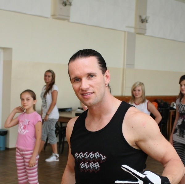 &#8211; Artur Cieciórski prowadzi warsztaty z młodymi tancerzami z kieleckiej szkoły &#8222;Step by Step&#8221;.