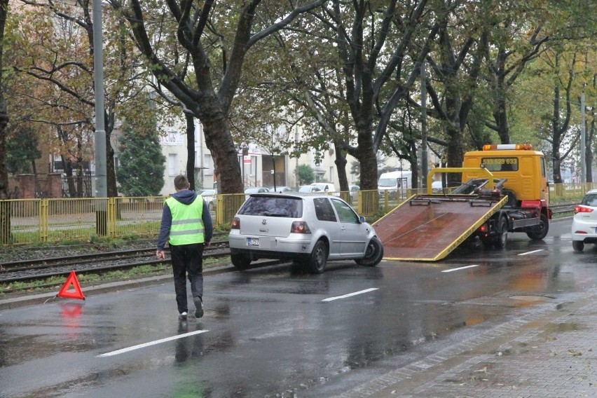 Wypadek na Hallera. Zderzyły się nissan i vw