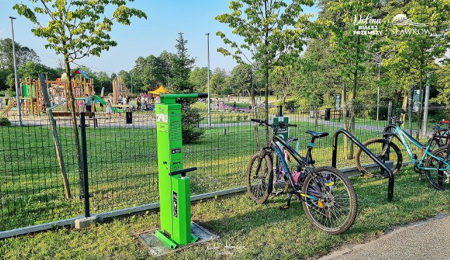 W Sławkowie pojawiły się nowe stojaki rowerowe oraz stacje naprawy jednośladów Zobacz kolejne zdjęcia/plansze. Przesuwaj zdjęcia w prawo naciśnij strzałkę lub przycisk NASTĘPNE