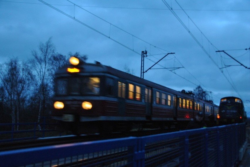 Tragedia na torach w Sieradzu. Młody mężczyzna zginął potrącony przez pociąg [ZDJĘCIA]