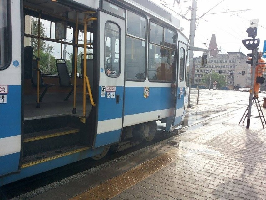 Wrocław: Dym wydobywał się z tramwaju linii 10 (ZDJĘCIA)