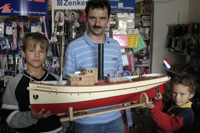 Beniamin (pierwszy z lewej) i mały Dominik zapewniają, że też będą budować takie statki jak tato.