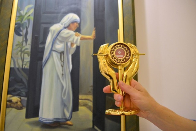Relikwiarz z relikwiami świętej Matki Teresy z Kalkuty, w tle obraz z wizerunkiem świętej, znajdujący się w kaplicy hospi-cjum.