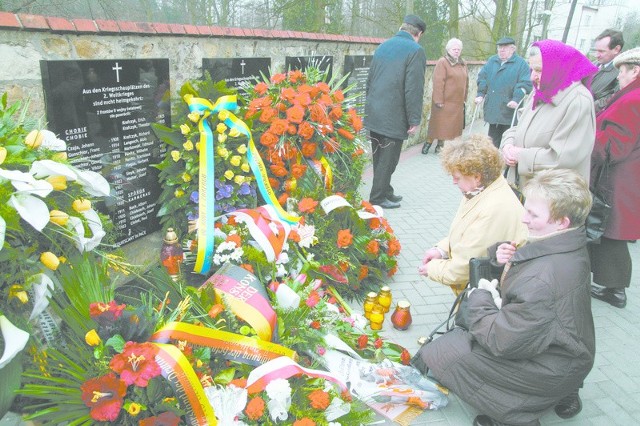 Członkowie mniejszości w poszczególnych miejscowościach pamiętają o ofiarach Tragedii Górnośląskiej (na zdjęciu poświęcenie tablic w Krasiejowie wiosną 2009). Wojewódzkiego rejestru na razie nie ma.