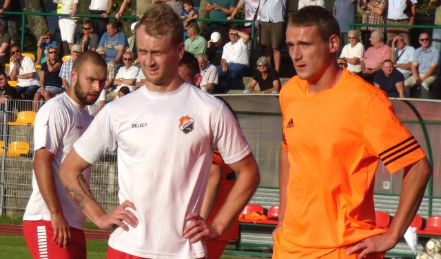 Piłkarz buskiego Zdroju Jan Kowalski (w środku) przebywa obecnie na testach w Siarce Tarnobrzeg.