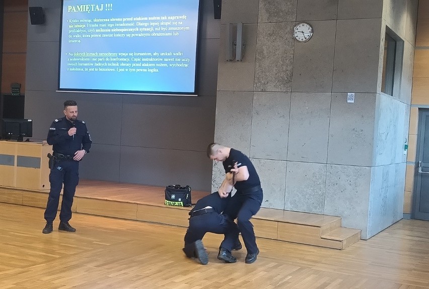 Funkcjonariusze policji szkolą pracowników krakowskich...