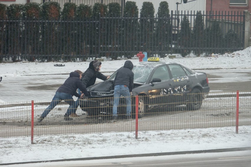 Aby nie tarasowała ruchu kierowcy zepchnęli ją do zatoki...