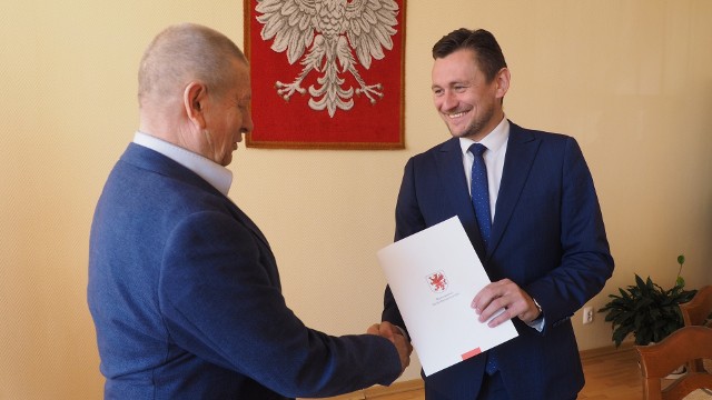 Umowę z wójtem gm. Manowo Romanem Kłosowskim podpisał wicemarszałek Tomasz Sobieraj.