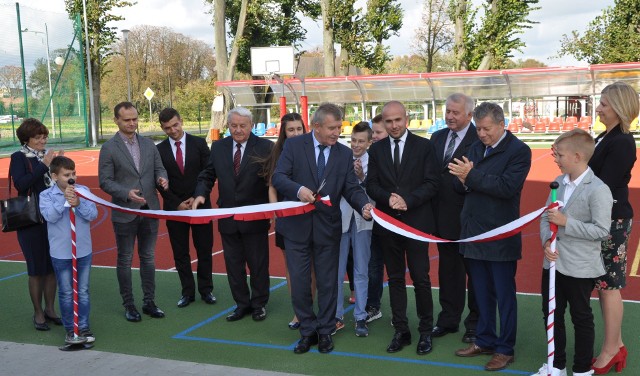 Uroczyste otwarcie boiska wielofunkcyjnego w Seceminie; wstęgę przecina wójt gminy Tadeusz Piekarski.   