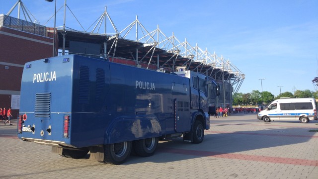 Mecze derbowe rozgrywane były często pod ścisłą ochroną policji