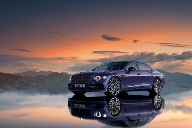 W ramach nowej specyfikacji firma proponuje klientom szereg zmian w wyglądzie zewnętrznym samochodów. Wszystkie jasne elementy zostaną zastąpione częściami w odcieniu błyszczącej czerni. Wyjątkiem będzie emblemat Bentley.
