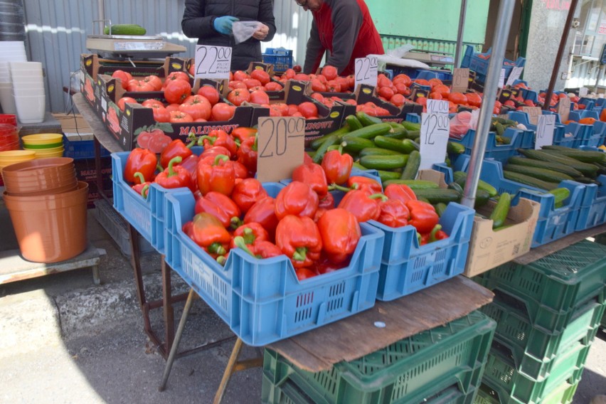 Takie są ceny warzyw i owoców na kieleckich bazarach. Tańsze pomidory i ogórki. Zobacz, co jeszcze