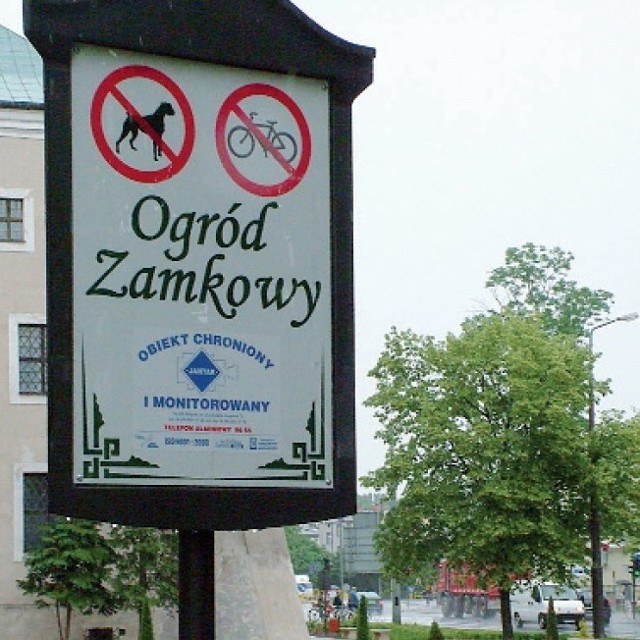 Zakaz wjazdu rowerami do ogrodu na rogu ul. Jagiełły i Zamkowej.