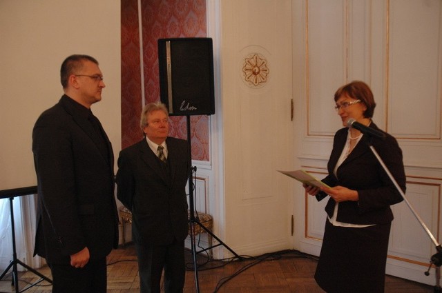 W poniedziałek Sławomir Kowal (z lewej) i Tomasz Nuiesłuchowski otrzymali decyzję o przyznaniu dofinansowania na kanalizację z rąk Alicji Makarskiej, prezes Wojewódzkiego Funduszu Ochrony Środowiska.