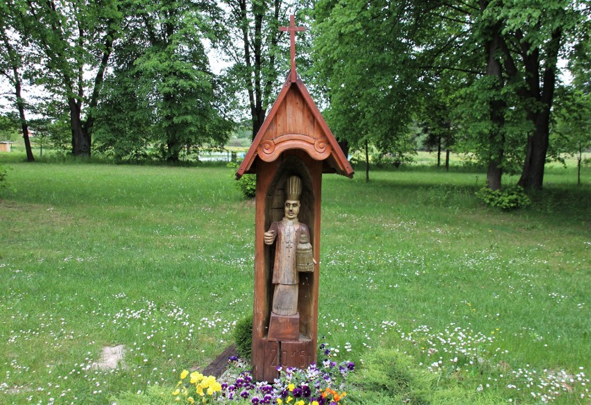 Powiat zamojski. Serdeczny Jan Paweł II wyrzeźbiony w drewnie i inne świątki Bondyrza. Zobacz zdjęcia