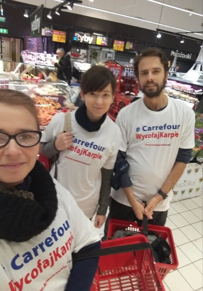 Wrocław: W Carrefourze protestowali przeciwko sprzedaży żywych karpi