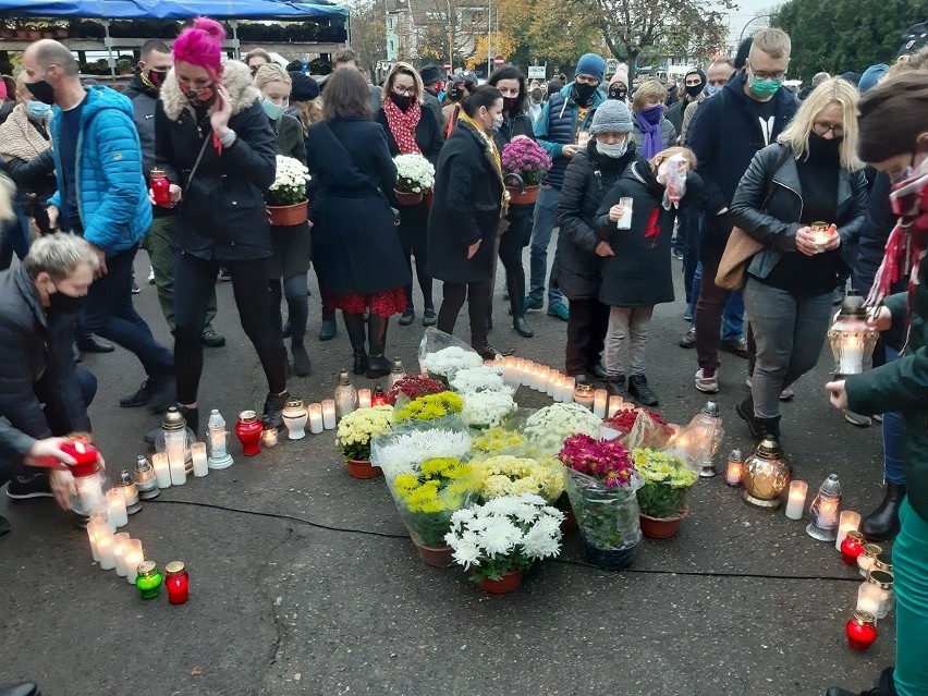 Strajk kobiet w Szczecinie. Spacer pod Cmentarz Centralny. Relacja - 01.11.2020