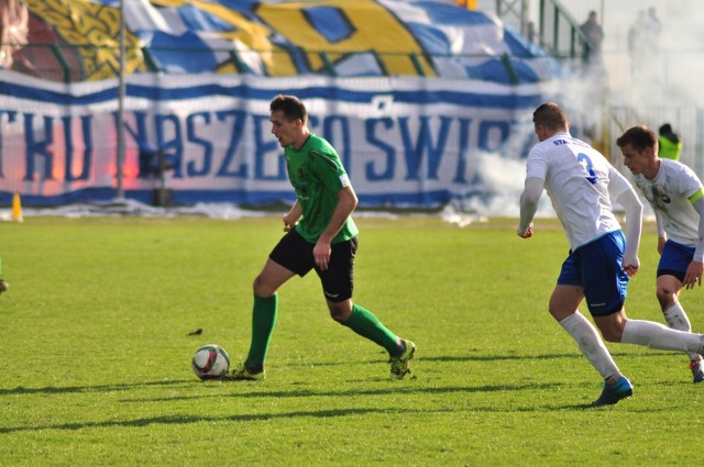 Jedynego gola dla Stalówki w meczu ze Zniczem Pruszków zdobył Tomasz Płonka (z piłką).