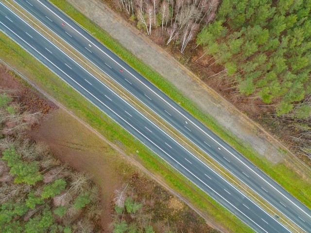 Droga S10, o długości ok. 410 km, będzie łączyła Szczecin przez Piłę, Bydgoszcz i Toruń z aglomeracją Warszawską. Realizacja wszystkich brakujących odcinków zapisana jest w Rządowym Programie Budowy Dróg Krajowych do 2030 r. Będzie to bezpośrednie połączenie regionów Pomorza Zachodniego, północy Wielkopolski, Kujawsko-Pomorskiego i Mazowsza. Dzięki tej drodze powstanie alternatywny szlak transportowy na północ od autostrady A2