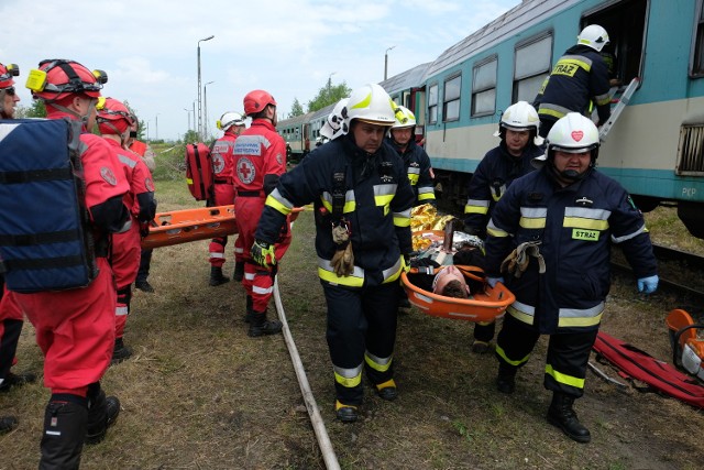 W piątek na bocznicy kolejowej w Żurawicy pod Przemyślem, odbyły się ćwiczenia ratowników Polskiego Czerwonego Krzyża i strażaków z OSP włączonych do Krajowego Sytemu Ratowniczo-Gaśniczego z terenu powiatu przemyskiego (11 jednostek). Doszło do zderzenia busa z autobusem. W wypadku brał udział także pociąg. Pomocy udzielono blisko 60 osobom.
