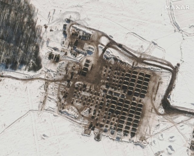 Zdjęcie satelitarne opublikowane przez Maxar Technologies - widać namioty żołnierzy na terenie szkolenia w Kursku 9 lutego 2022 r.