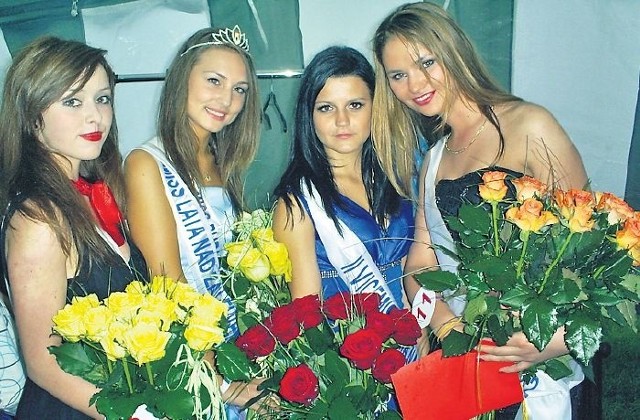 Od lewej: Luisa Płomińska &#8211; I wicemiss, Patrycja Żurawska &#8211; Miss Lata nad Zalewem i Miss Publiczności, Rozalia Cimoszko &#8211; II wicemiss oraz Aleksandra Prochera &#8211; Miss Foto.