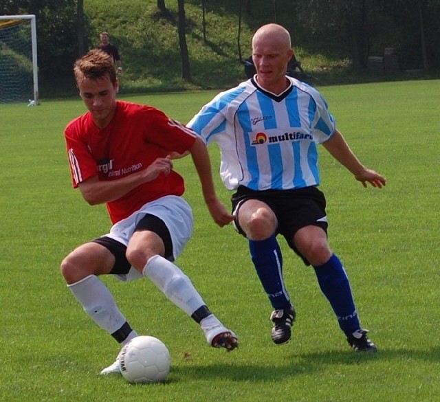 Piłkarze JKS-u Jarosław (na biało-niebiesko) pokonali Błękitnych Ropczyce 3-2.