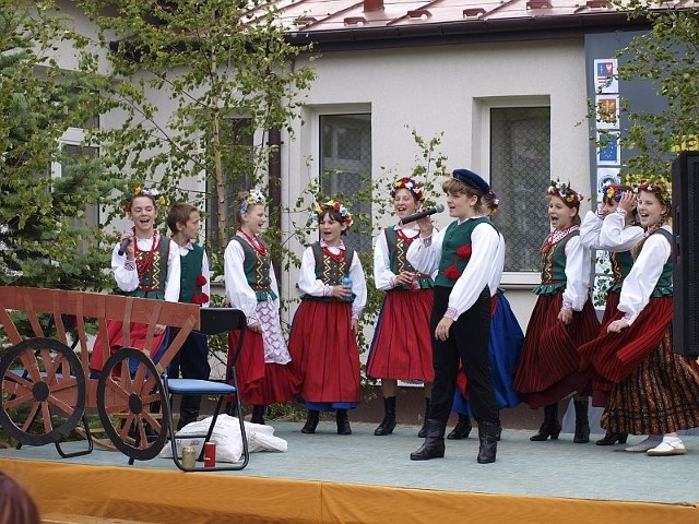 Folklorystyczny program przedstawili uczniowie szkoły.