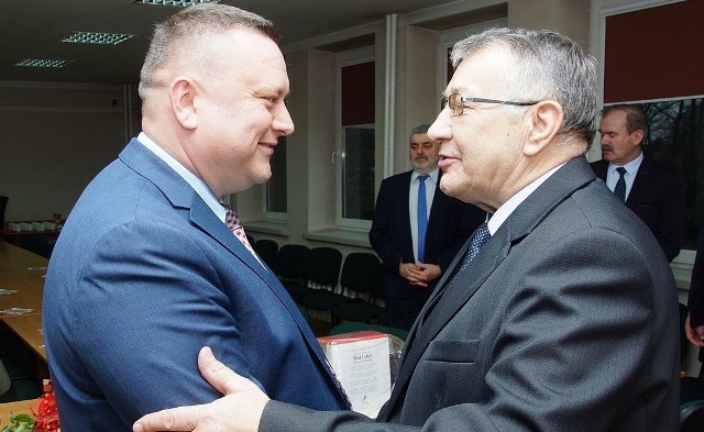 Tak Piotr Mucha (z lewej), nowy dyrektor Domu Pomocy Społecznej w Bejscach, przejął symbolicznie władzę w placówce od ustępującego dyrektora Antoniego Bryły.
