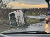 Wypadek busa na Dolnym Śląsku. Pomiędzy Trzebnicą, a Obornikami Śląskimi samochód wypadł z drogi. Tu wciąż ktoś wpada do rowu!