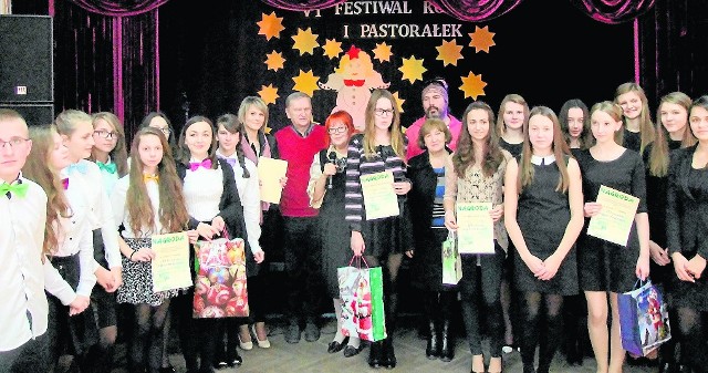 Laureaci VI Festiwalu Kolęd i Pastorałek w kategorii wiekowej powyżej 13 lat.