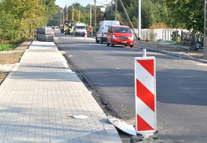 Budowa ulicy Szydłowieckiej w Radomiu. Pracują brukarze, powstaje ścieżka dla rowerzystów