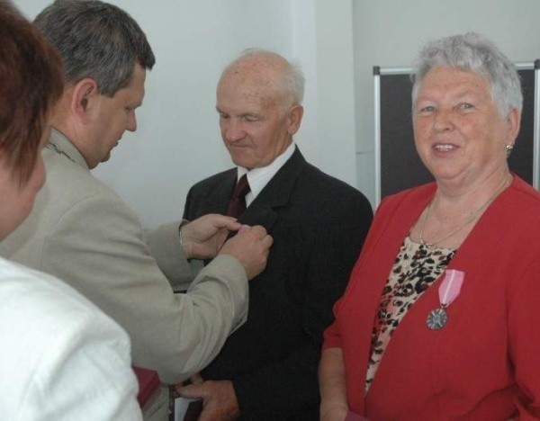 Medale z rąk wójta Waldemara Czai przyjmują Erika i Jerzy...