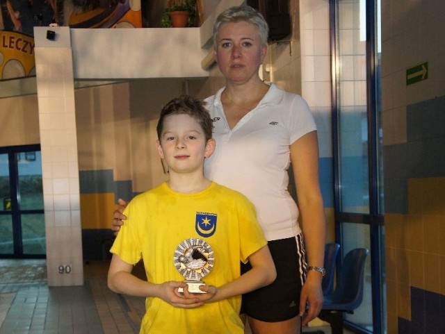 Najlepszy zawodnik strzyżowskich zawodów Szymon Sekulski z trenerką Andżeliką Michalik. 