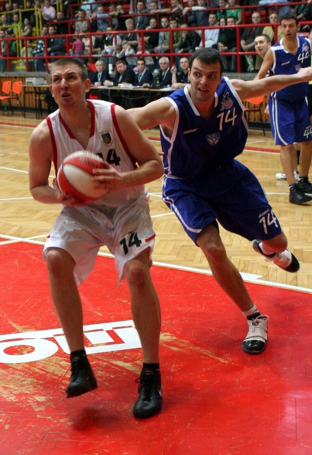 Koszykarze Stali Stalowa Wola (z piłką Michał Gabiński) są w bojowych nastrojach przed pojedynkiem z Energą Czarnymi Słupsk.