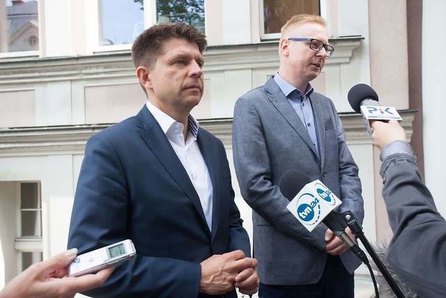 Ryszard Petru (z lewej) i Michał Stasiński, pełnomocnik Nowoczesnej na okręg bydgoski, podczas konferencji w Bydgoszczy