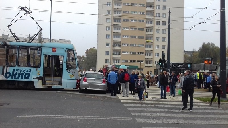 Wypadek na skrzyżowaniu ul. Bratysławskiej z Wileńską. Tramwaj zderzył się z bmw